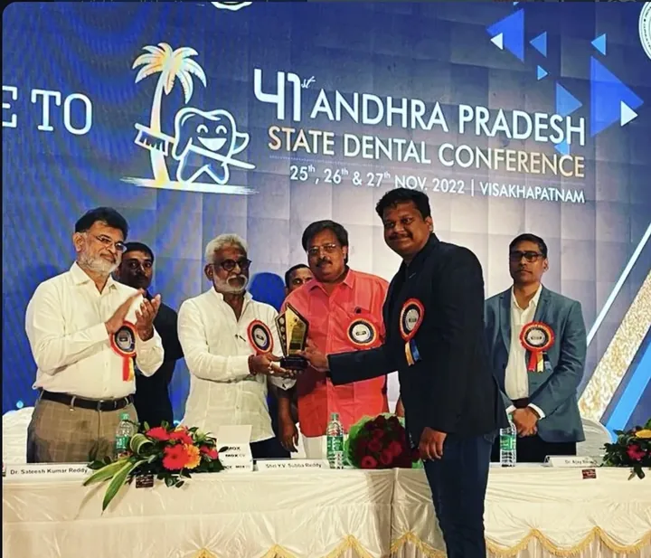 నవంబర్ 2022, విశాఖపట్నంలో 41వ ఆంధ్రప్రదేశ్ స్టేట్ డెంటల్ కాన్ఫరెన్స్లో IDA ఆంధ్రప్రదేశ్ స్టేట్ అవార్డ్ అందుకుంటున్న డా. సతీష్ డోలై